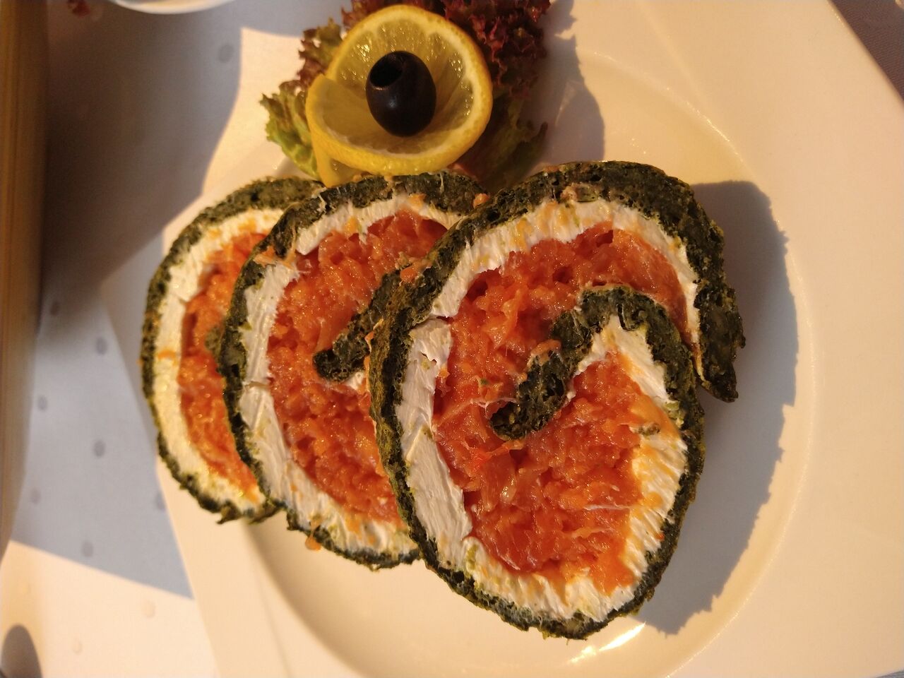 Rolada z wędzonym łososiem (na zamówienie)