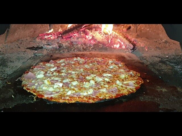 Cuisson Pizza Ardéchoise au feu de bois