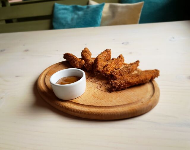 Курячі нагетси з соусом манго