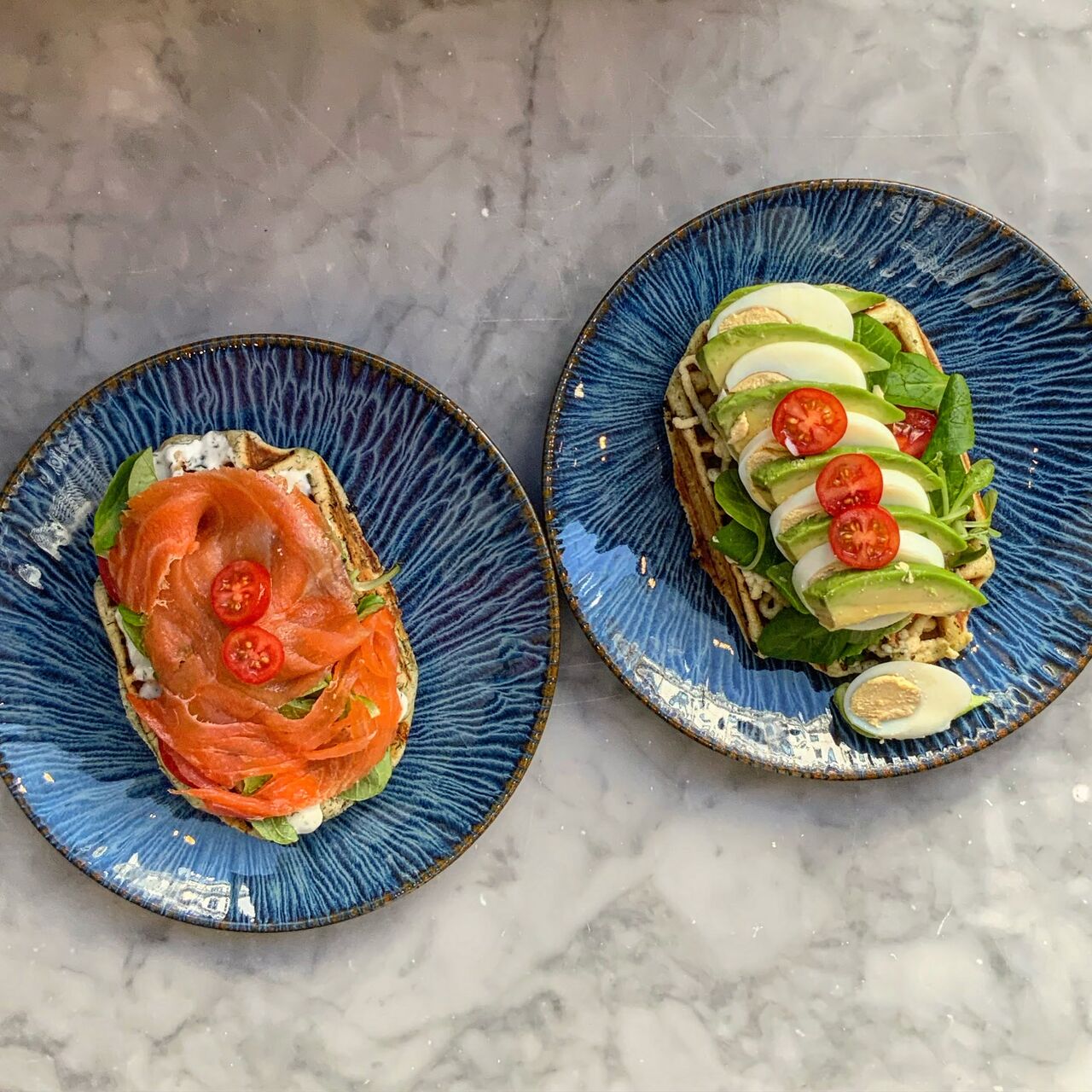 Gaufre à l'aneth, saumon, tzatziki et gaufre végétarienne, tapenade d'artichaut, œuf dur & avocat 