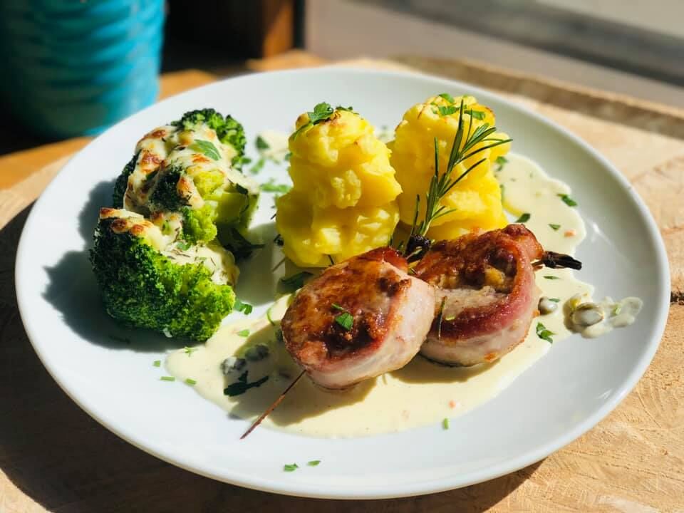 Polędwiczka wieprzowa po amerykańsku, zapiekane puree ziemniaczane, brokuł pod pierzynką serową - oferta lunchowa. 