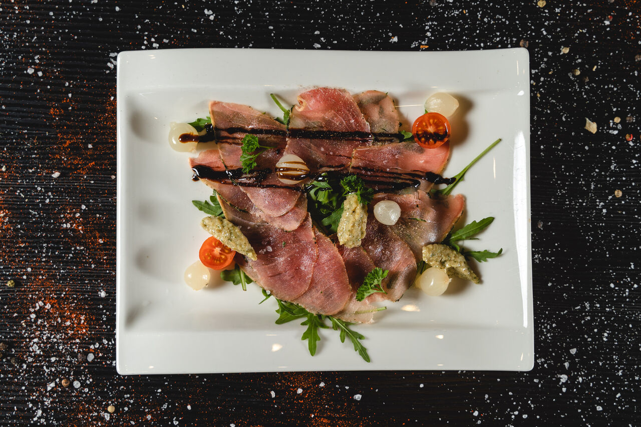 Carpaccio od tune,lučići i pesto od zelenih maslina
