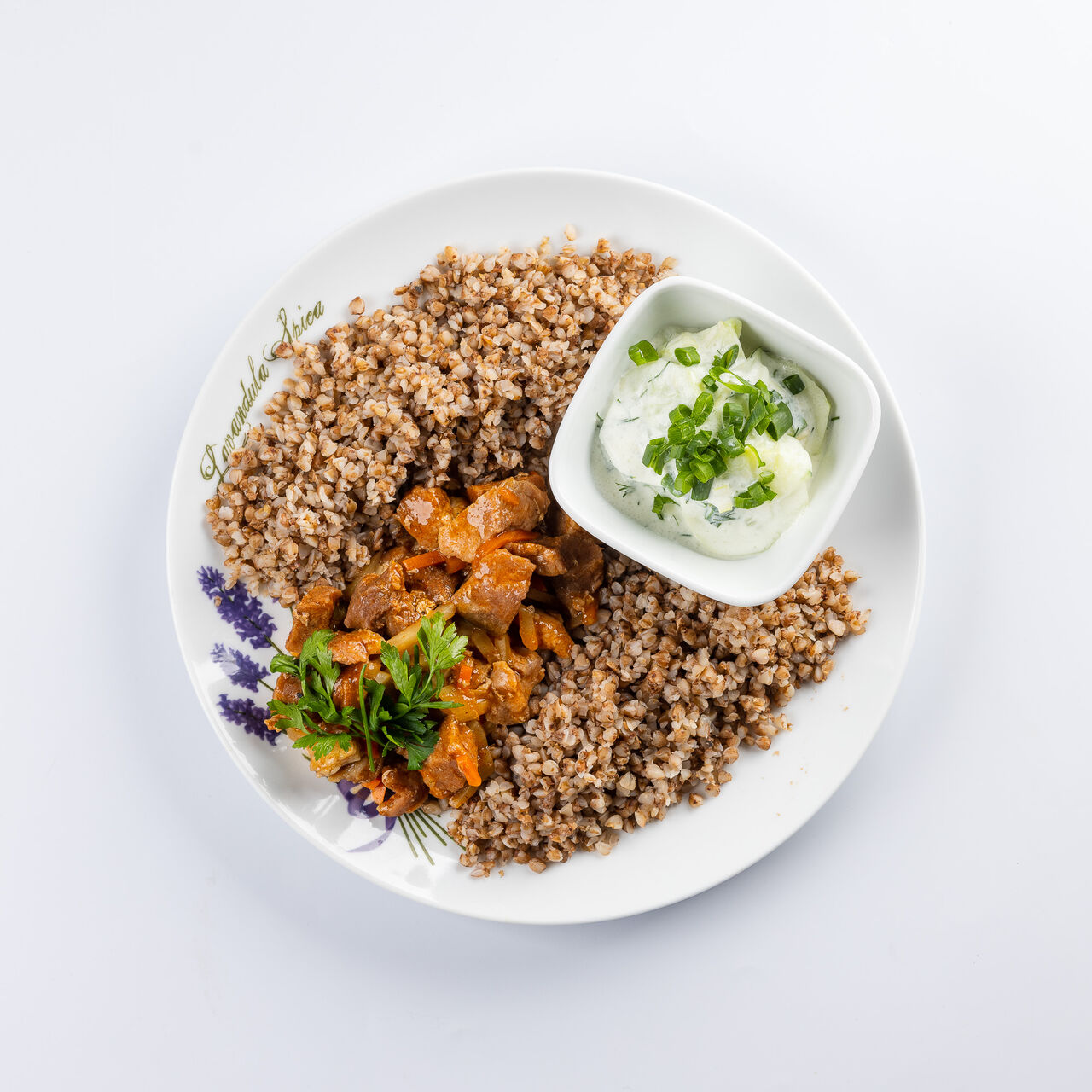 Gulasz z kaszą gryczaną i mizerią