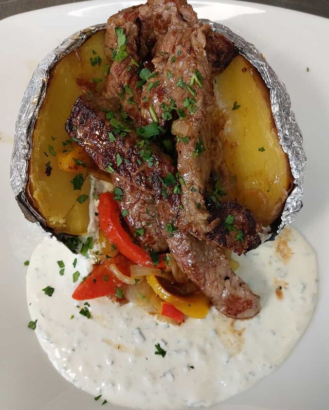 Ofenkartoffel mit Rinderhüftstreifen