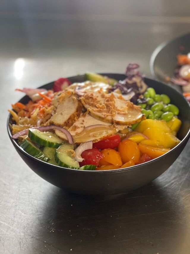 Retrouvez notre poke bowl au poulet à la carte du restaurant