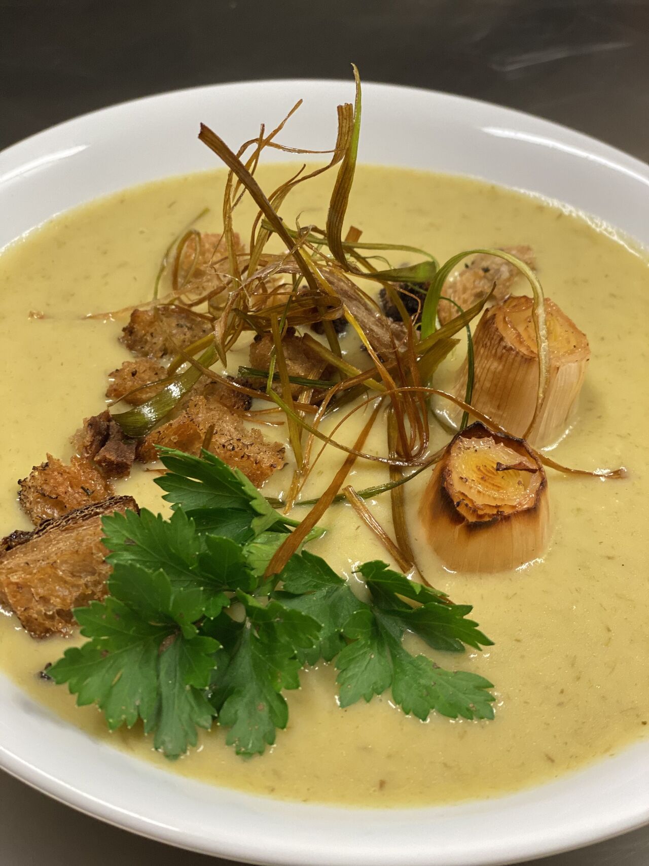 Velouté de poireaux, graines de courge et petits croutons 