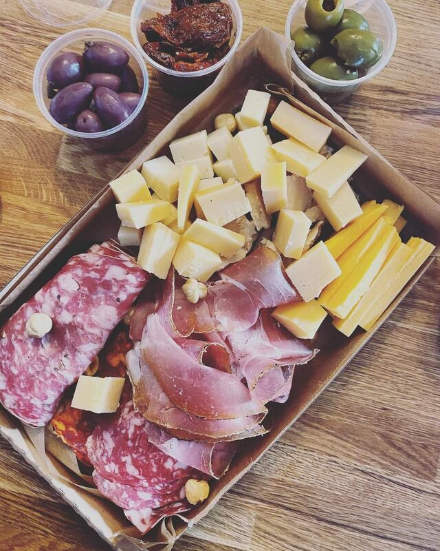 Sajt-sonka tál, aszaltparadicsommal, olíva-és kapribogyóval