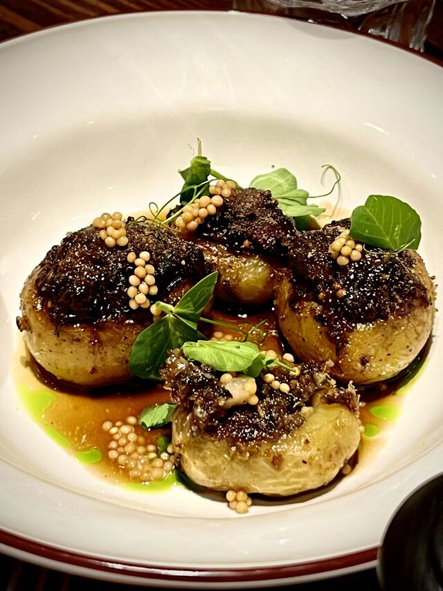 Pommes de terres farcies aux pieds de cochon, jus corsé, pickles de moutardes