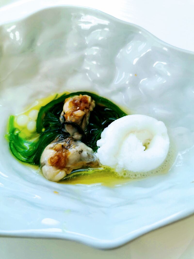 un des nombreux plats du menu dégustation présenté chaque midi en semaine ... Photo prise par une fidèle cliente