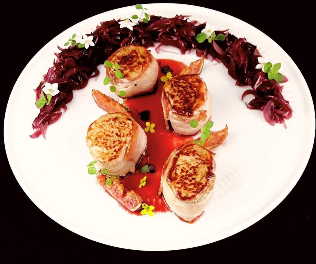 Schweinefilet im Baconmantel auf Beerensauce mit Kompott von roten Zwiebeln