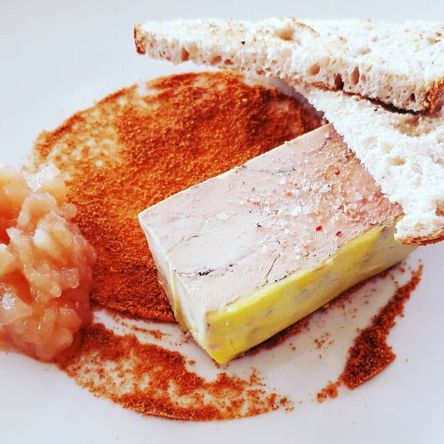 Foie gras maison Rougier et son chutney de pommes , sur son lit de pain d'épice #lespetitesadresses06 #frenchrivieraconnect