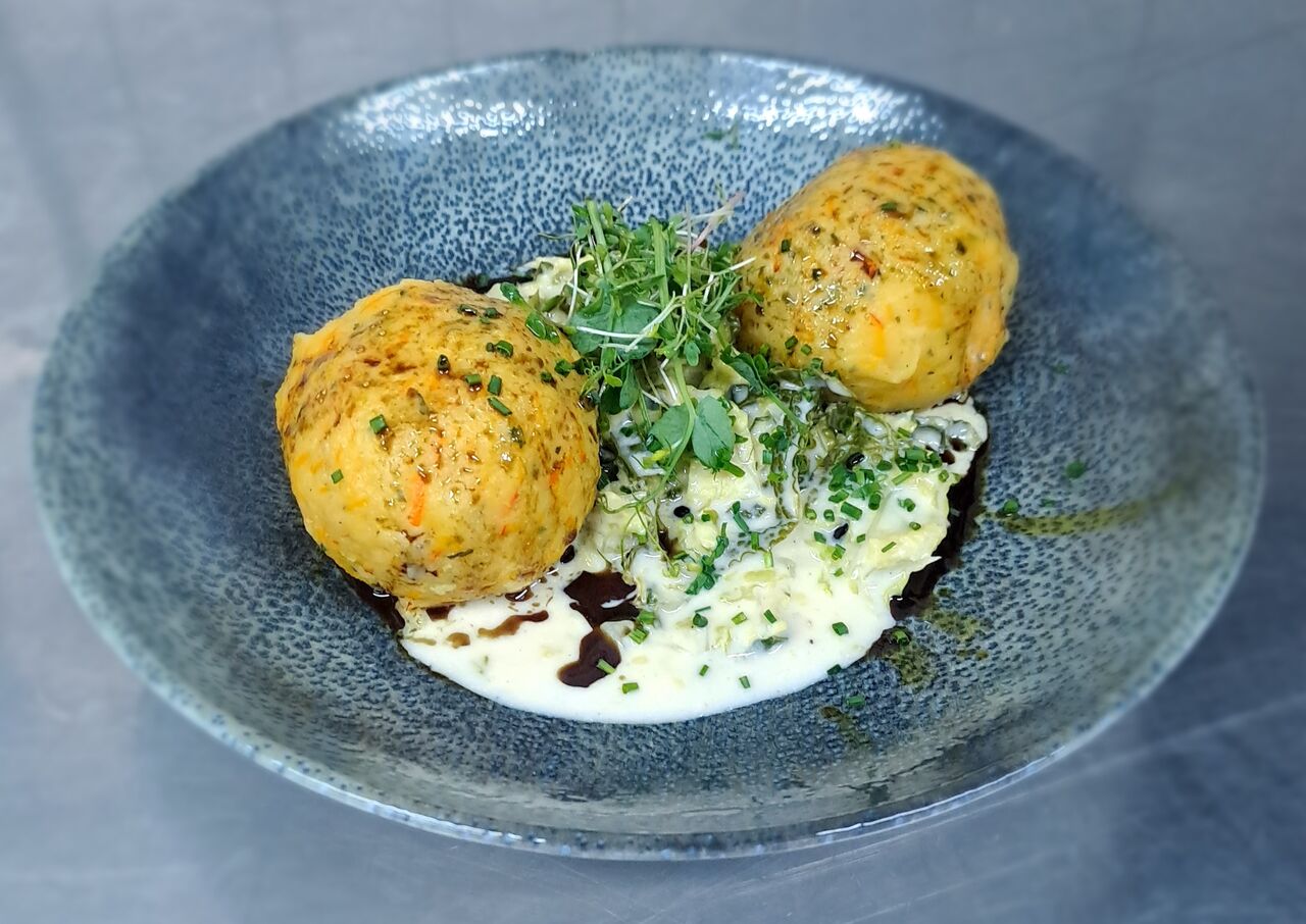 Kürbis-Erdäpfelknödel mit Frischkäsefülle auf Rahmwirsing