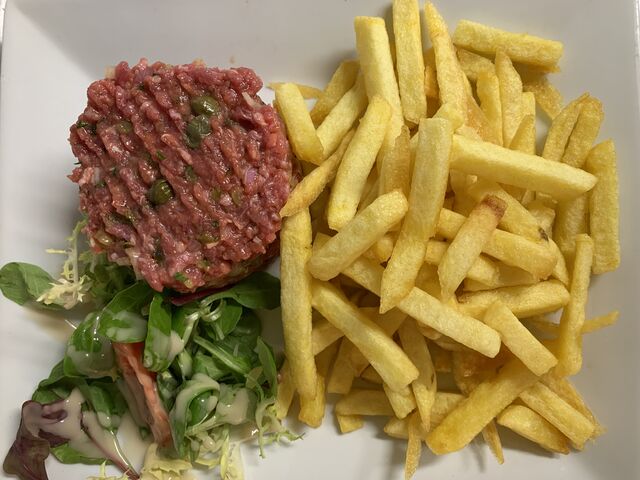 Tartare de bœuf bien préparé par le chef 