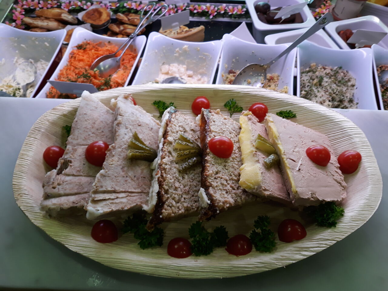 Plateau de charcuterie pour un buffet de communion.