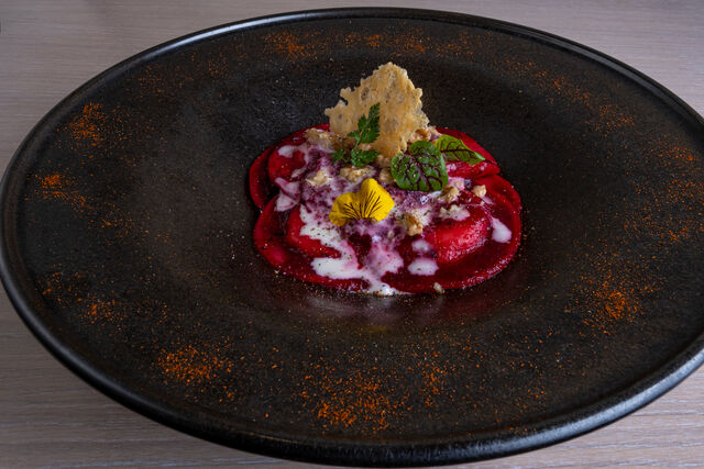 Ravioli di burrata su crema di rapa rossa