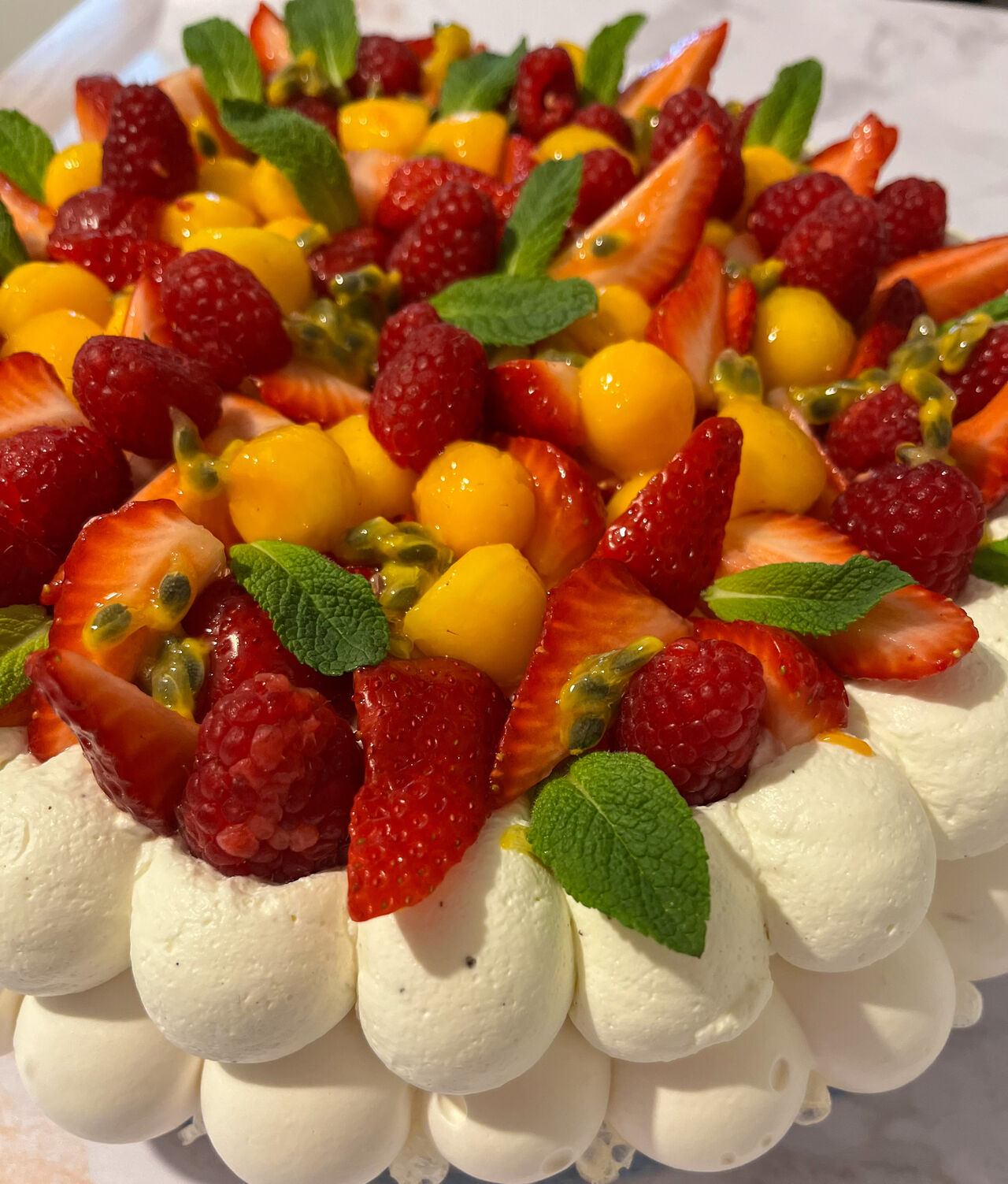 Pavlova à la vanille des îles Fruits de saison ou fruits exotiques - Taille et forme au choix