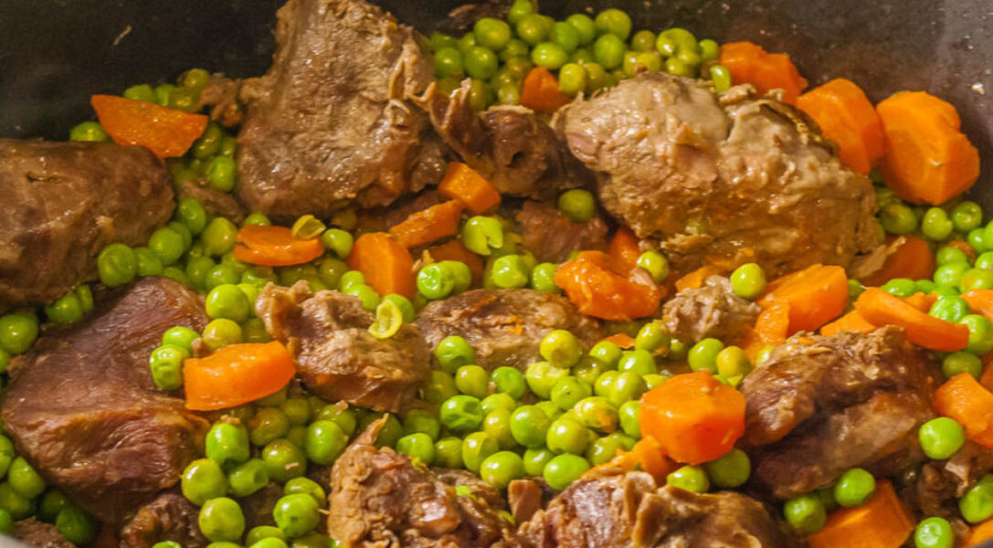 JOUES DE BOEUF AUX CAROTTES ET PETITS POIS