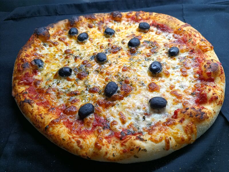 LA MARGHARITA: Mozzarella, olives 10€