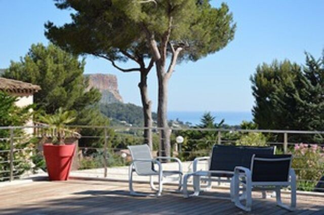 UN COIN SALON SUR LA TERRASSE EN BOIS DE 150M AUTOUR DE LA PISCINE (PARASOL) cliquer sur la photo