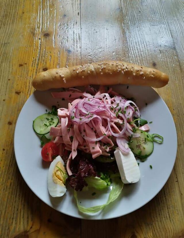Für die heißen Sommertage gibt's zusätzlich zu unseren Menüs einen Wurstsalat 