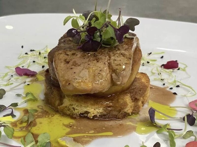 Foie Gras a la plancha con brioche tostado y manzana caramelizada