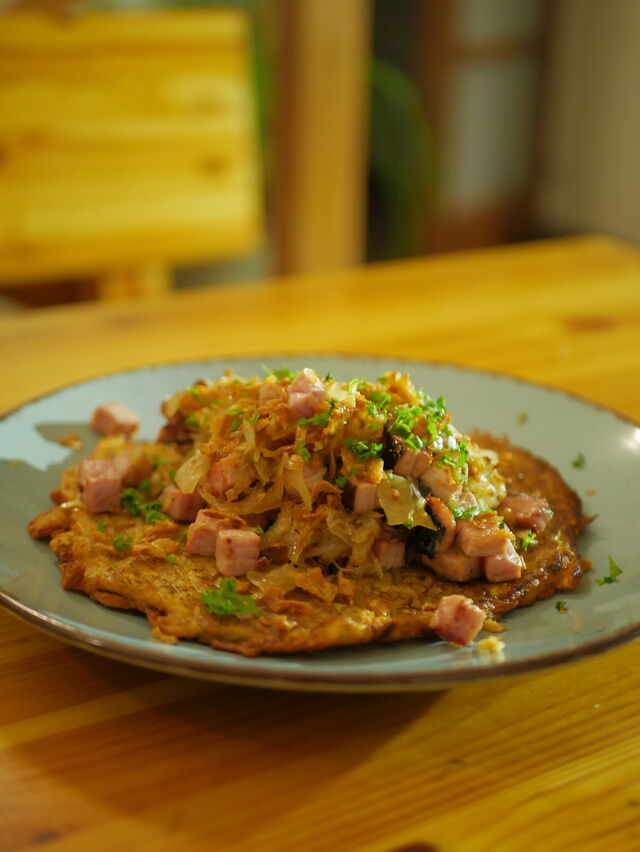 Domácí bramborák s uzeným masem a kysaným zelím