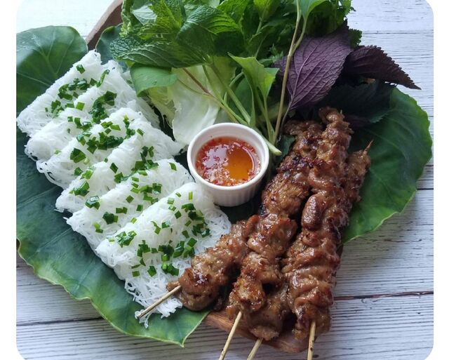 Bun Thit Nuong Brochettes d'échine de Porc à la Citronnelle, servies avec Vermicelles de Riz et crudités ce
