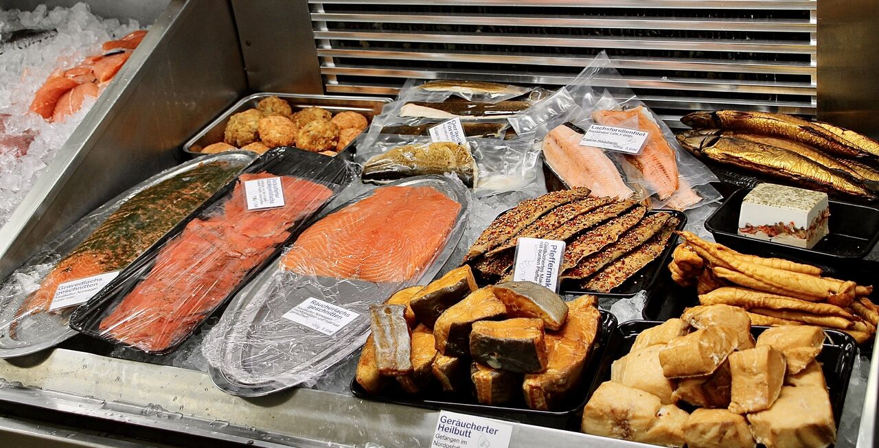 Frisch geräucherter Fisch aus eigener Räucherei