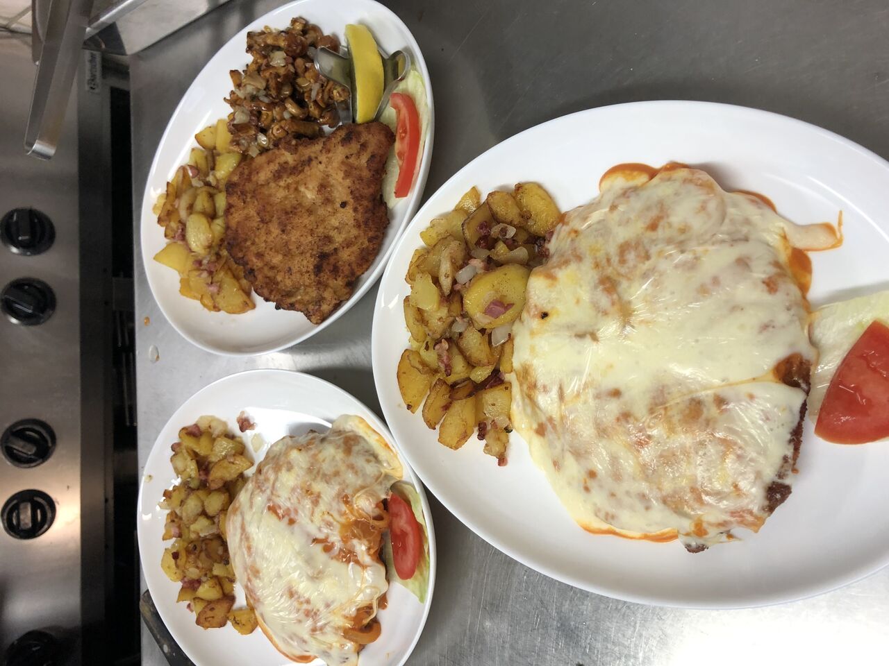 Schnitzel Balkan mit Zwiebel, Tomatensauce und Käse überbacken
Pfifferlinge Schnitzel mit Bratkartoffeln
