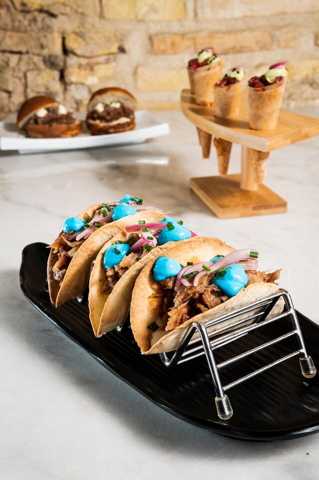 Tacos de costilla de cerdo a baja temperatura.