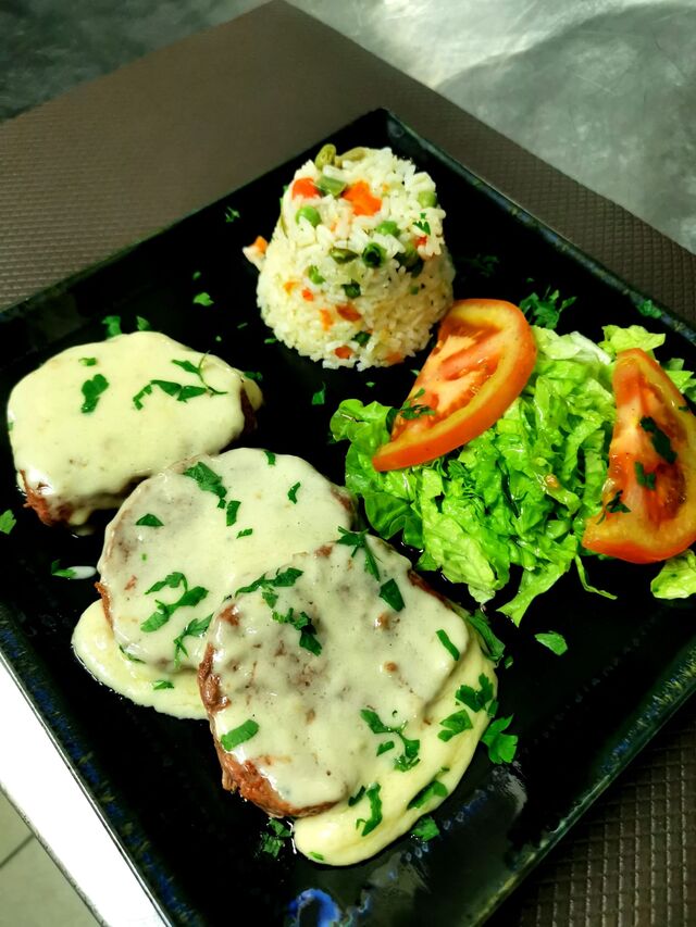 Lombinhos de Vitela com molho Gorgonzolla
(com arroz à grega e misto de alfaces e tomate cherry)