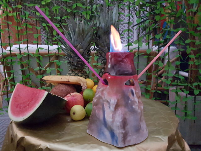 VOLCAN: para 2 o 4 personas.
Brandy, ron blanco, ron negro, wisky, vodka, ginebra y triple seco.