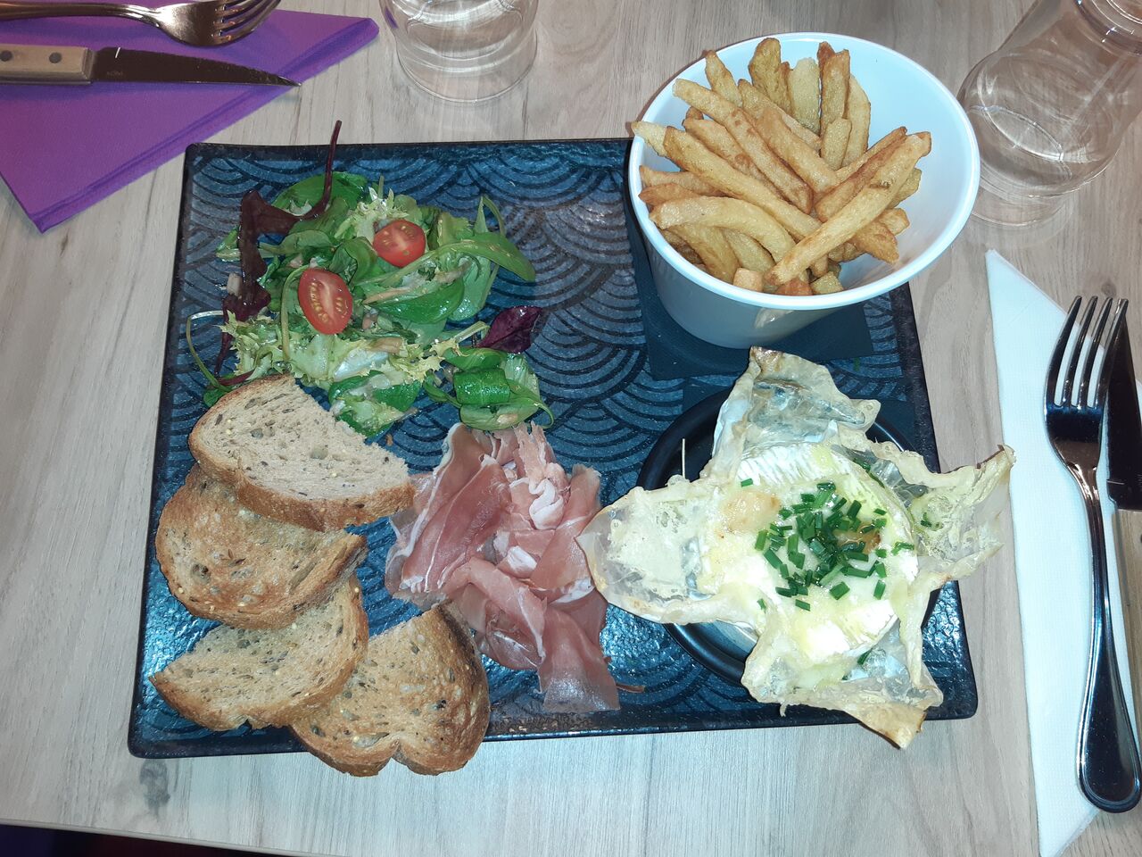 Camembert Rôti au Romarin et Ail Confit, Chiffonnade de Jambon Serrano, Garniture au Choix