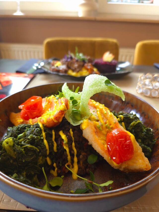 Rote Meerbarbe auf Beluga-Linsen, Blattspinat und Safransauce 