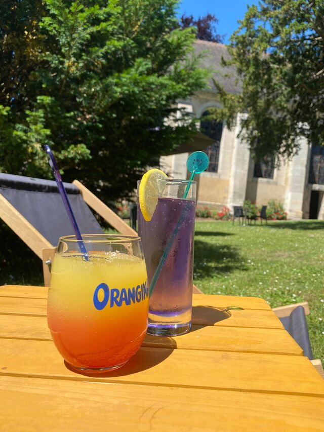 Boissons sur terrasse extérieur en herbe