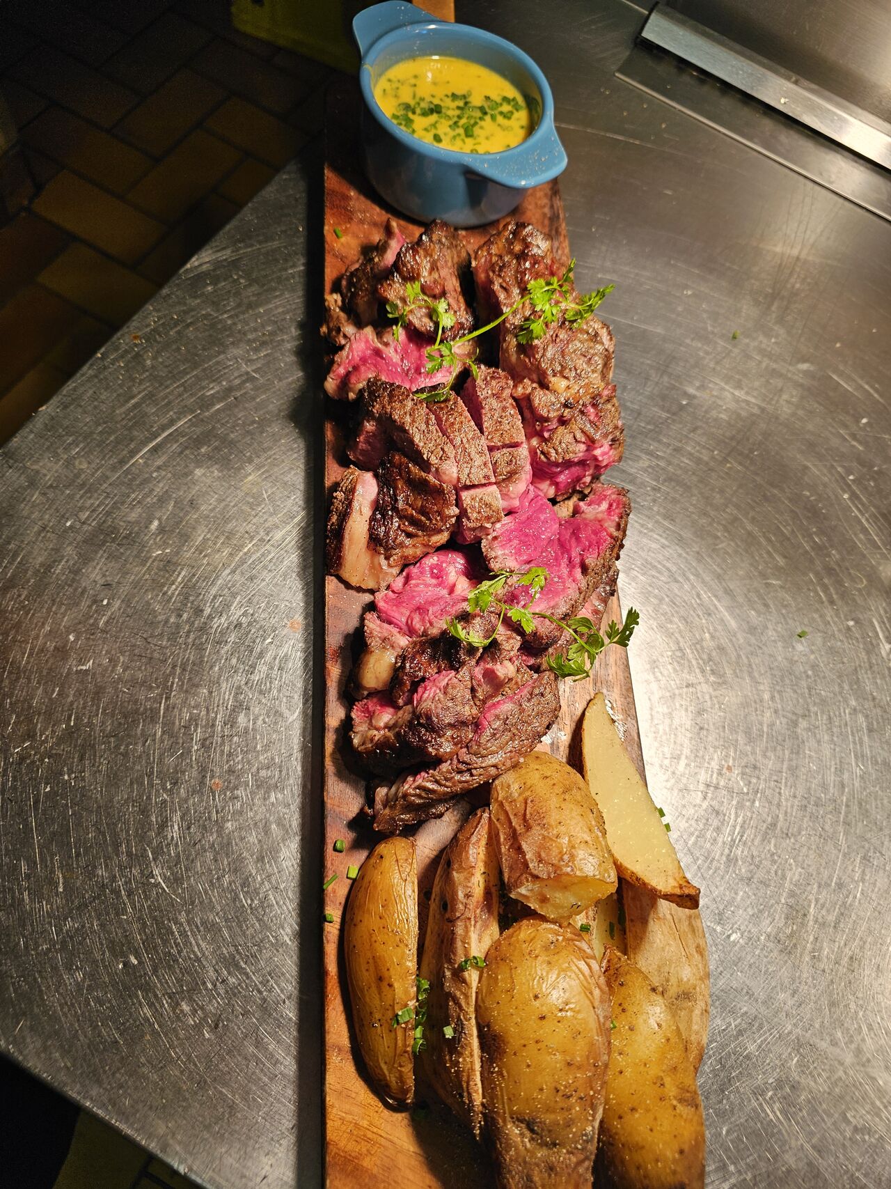 Côte de bœuf, pommes grenailles, salade de saison, sauce béarnaise 