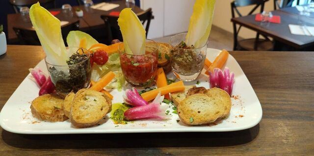 Trio de tapenade : olives noires, olives vertes et tomates séchées