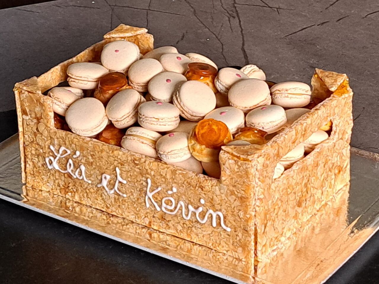 Cagette en nougatine - 7,90€/part, 4 choux ou macarons/pers