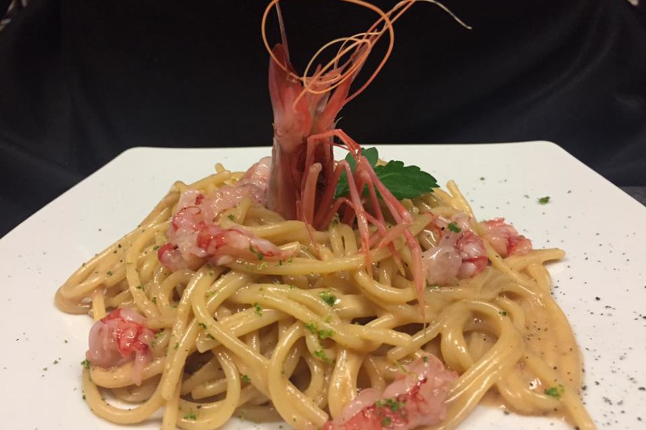 Spaghetti cacio e pepe con gamberi rossi marinati al lime