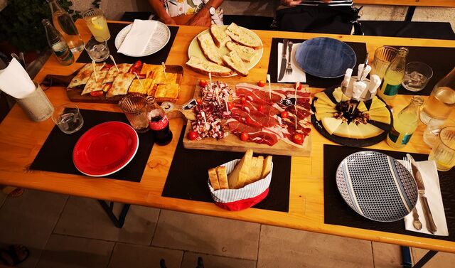 Try out traditional croatian food with great selection of delicious, freshly prepared dishes!