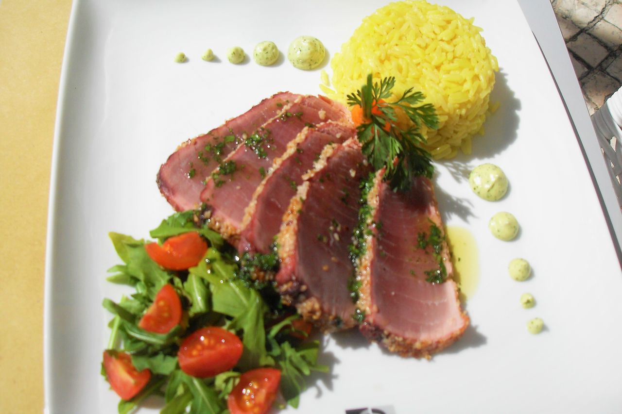 Atum braseado em crosta de sesamo, creme de coentros e arroz(frio)