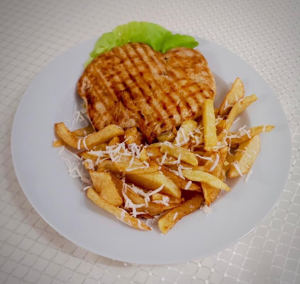 Piept de pui cu cartofi prăjiți 