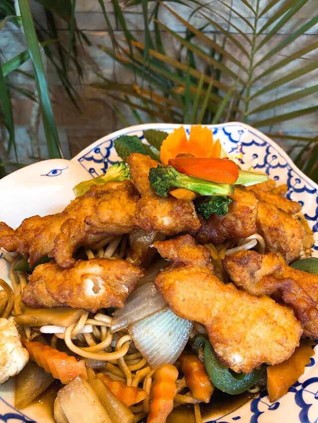 Kuah Mee mit knusprigem Fisch - Würzig gebratene gelbe Nudeln mit vielerlei Gemüse und knusprigem Viktoriabarsch