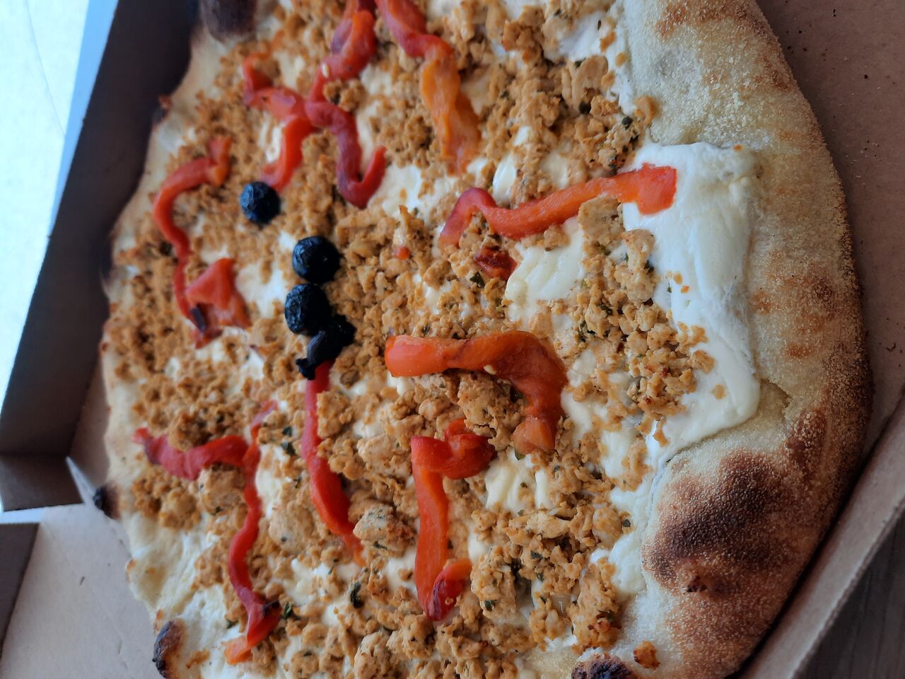 pizza boiser base crème ,mozzarella Fiore di latte poulet mariner au citron avec épices et poivron cuisine maison 