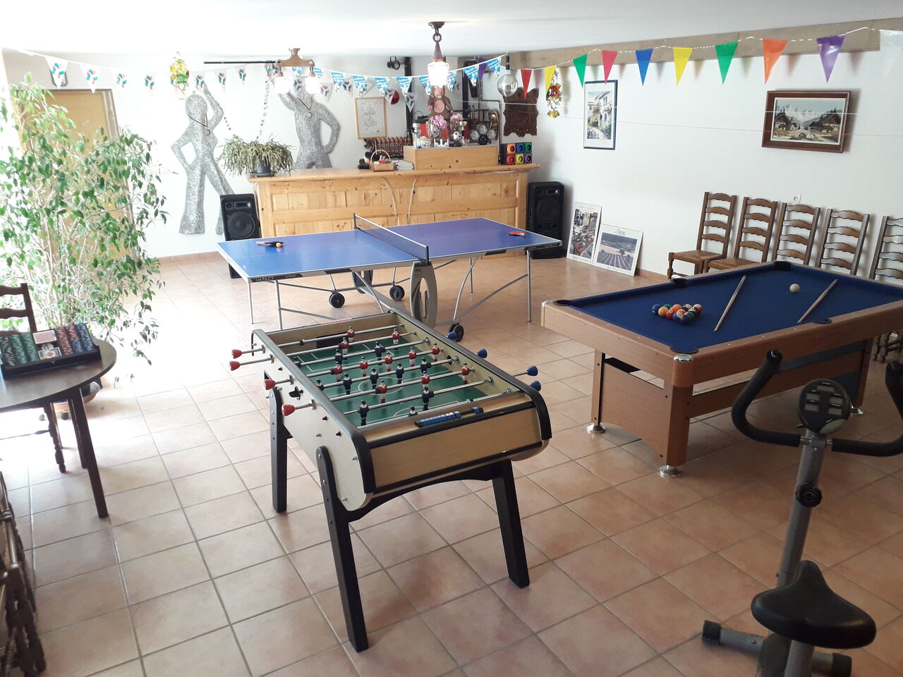 Salle de jeux à disposition avec billard, ping-pong, baby foot, ...