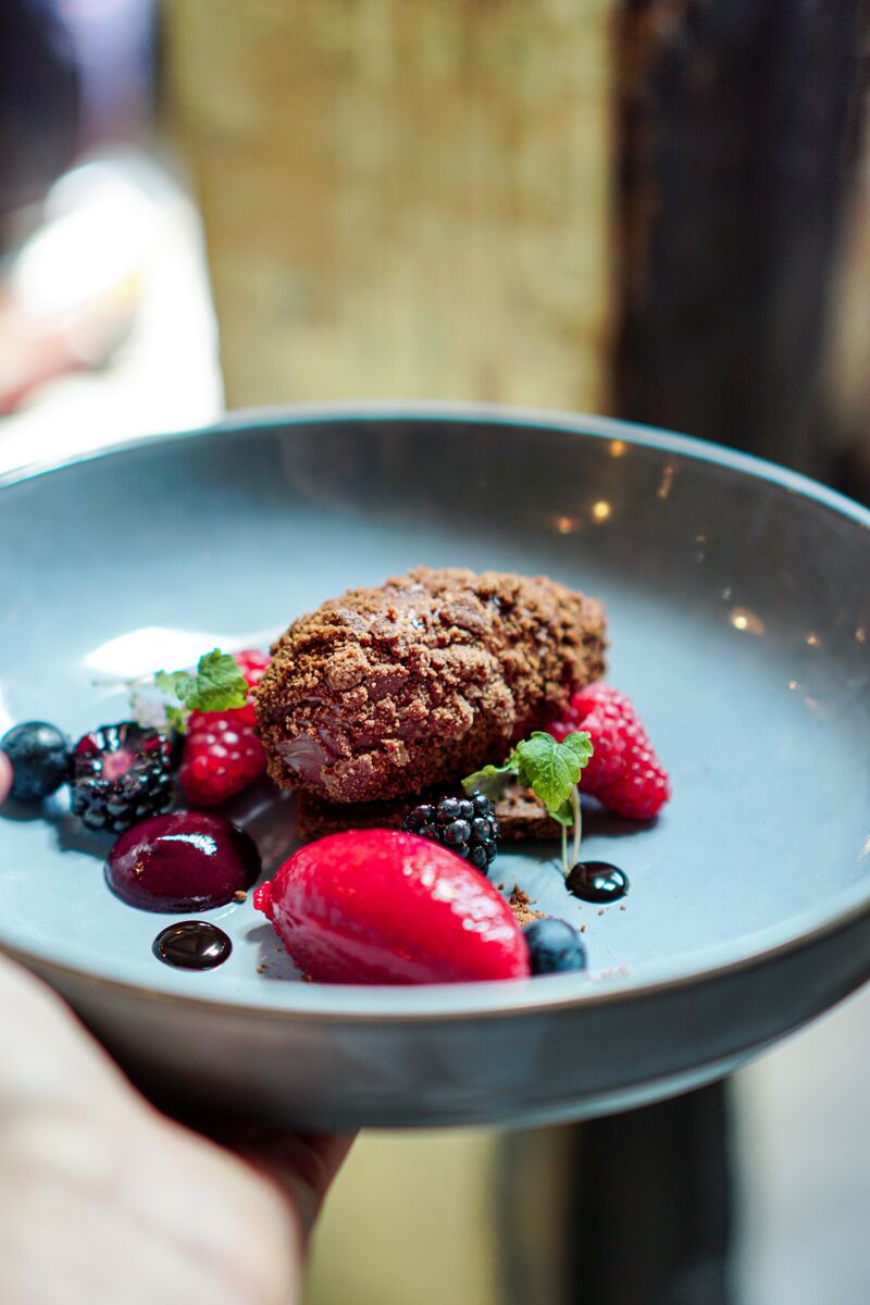Ganache au chocolat, sablé cacao, fruits rouges , sorbet framboise & piment