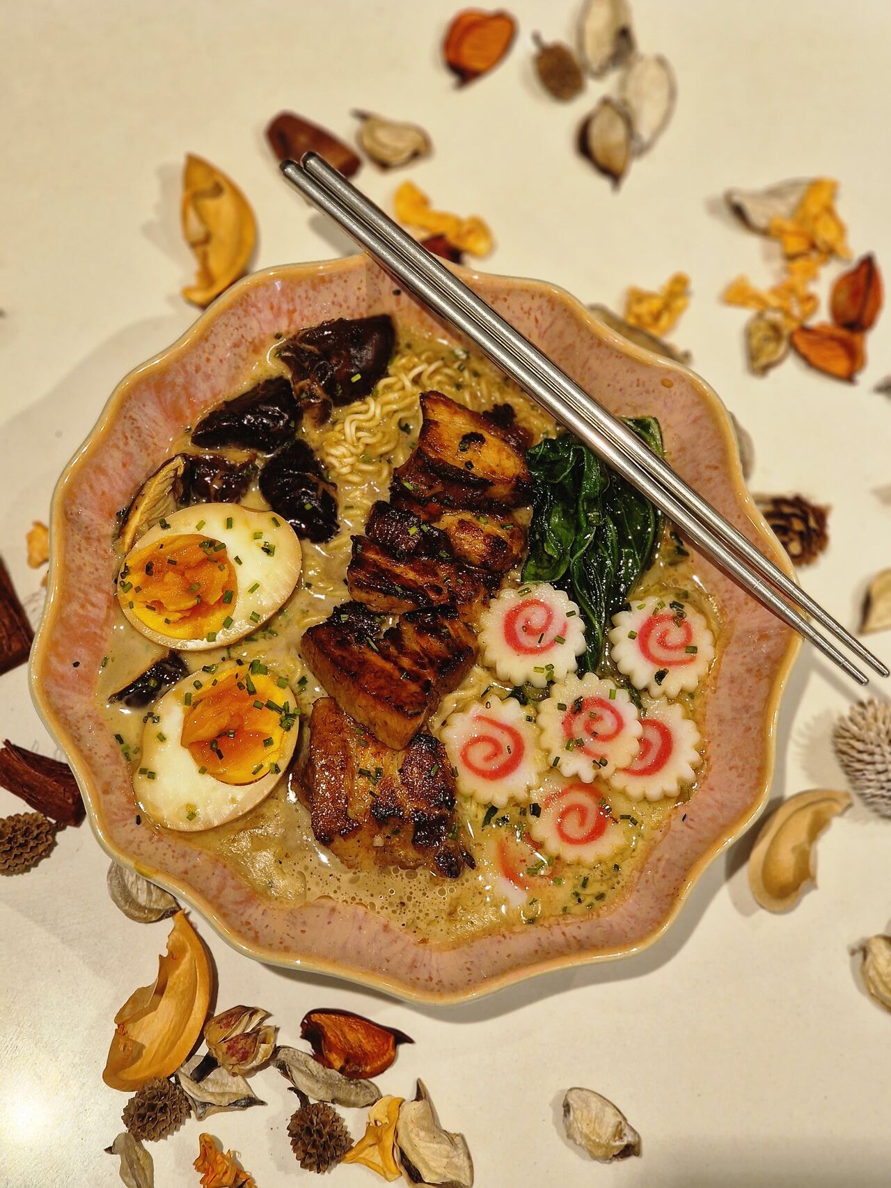 Ramen de caldo de huesos y miso con panceta glaseada