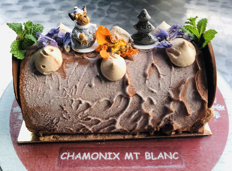 Bûche de Noël saveur vanille mandarine chocolat au lait6 parts 35€