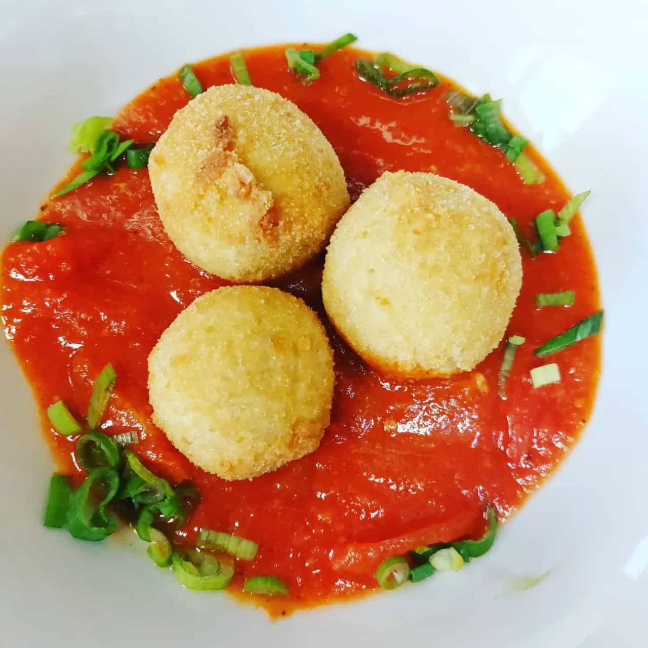 Gebackene Risottobällchen mit Tomatenragout