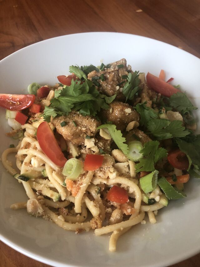 Salade de Pâtes sauce Cacahuètes et Poulet Mariné